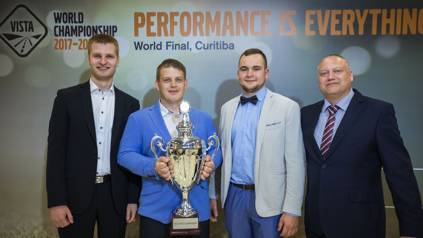 Slideshow Bild - Gewinner der letzten VISTA-Weltmeisterschaft, die im Juni 2018 in Curitiba, Brasilien, stattfand, war das Team aus Estland, „Viies Ratas“. Von links; Lauri Raamat, Madis Reinpöld, Maksim Golenkov und Meelis Smeiman.